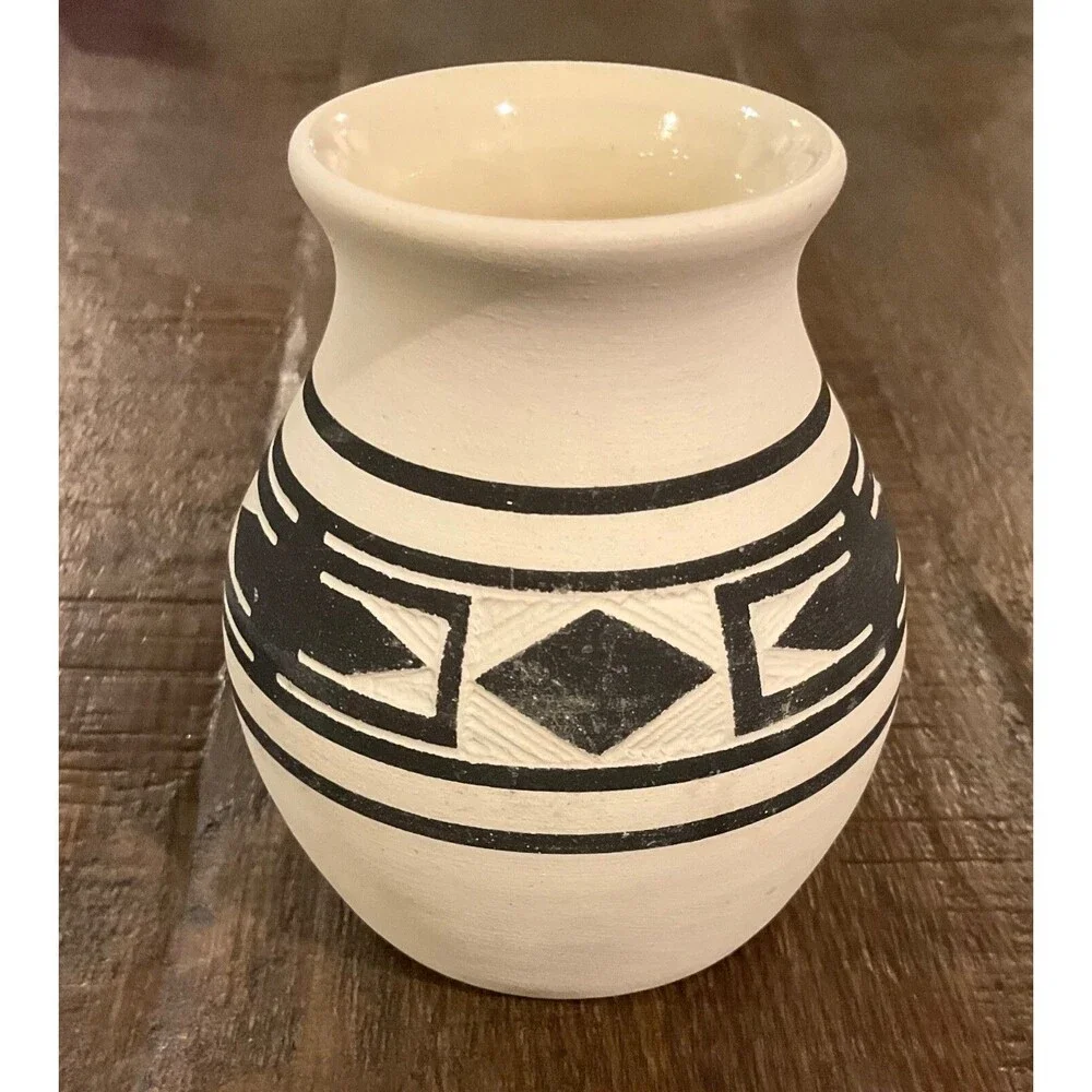 Vintage Wheel Thrown Vase by Gerald Black Tail Deer Sioux Pottery 3.8